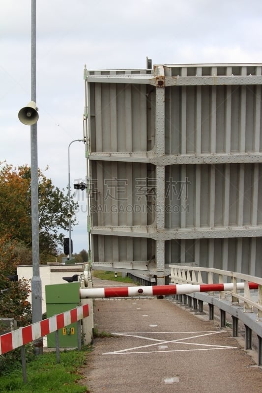 geöffnete Klappbrücke für die Schifffahrt