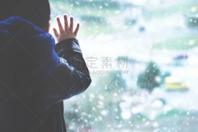 男孩,透过窗户往外看,雪,白昼,儿童,仅儿童,人的脸部,手,孤儿