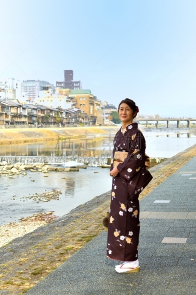 和服,女人,京都府,日本人,鸭川,秋天,中老年女人,仅日本人,仅一个中老年女人,一个人