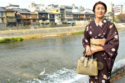 和服,女人,京都府,日本人,鸭川,秋天,中老年女人,仅日本人,仅一个中老年女人,一个人