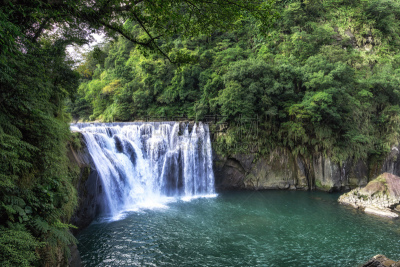 瀑布,水,美,水平画幅,户外,湖,树林,山,著名景点,风景