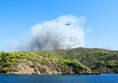 消防员,消防飞机,大桶,云,浓烟,松树,户外,自然,红色,安全的