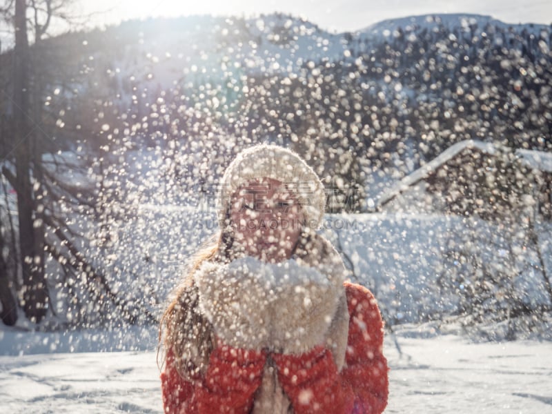 青年女人,粉末状雪,冬季仙境,周末活动,旅途,手套,雪山,逃避现实,松树,户外