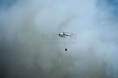消防员,消防飞机,大桶,云,浓烟,松树,户外,自然,红色,安全的