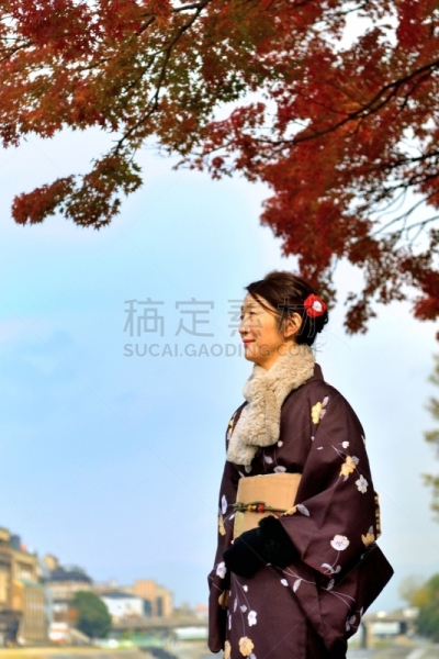 和服,女人,京都府,日本人,鸭川,秋天,中老年女人,仅日本人,仅一个中老年女人,一个人