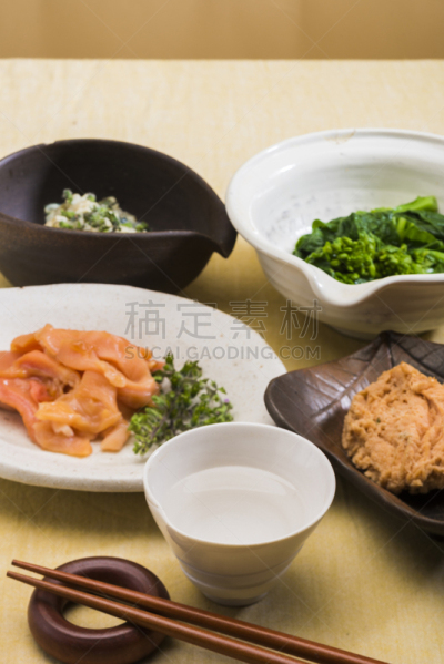日本青酒,蔬菜,芥末酱,盐渍食品,含酒精饮料,装饰菜,米,绿芥末酱,配菜,饭碗