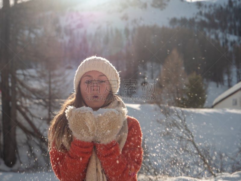 青年女人,粉末状雪,冬季仙境,周末活动,旅途,手套,雪山,逃避现实,松树,户外