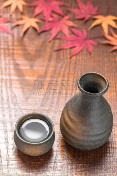 秋天,日本青酒,叶子,清酒杯,含酒精饮料,垂直画幅,日本酒壶,室内,图像,桌子