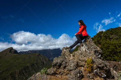 徒步旅行,岩石,修改系列,青年女人,运动,火山岩,云,户外,晴朗,仅女人