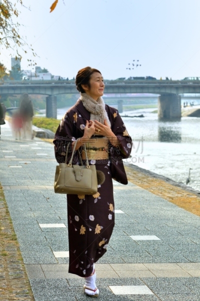 和服,女人,京都府,日本人,鸭川,秋天,中老年女人,仅日本人,仅一个中老年女人,一个人