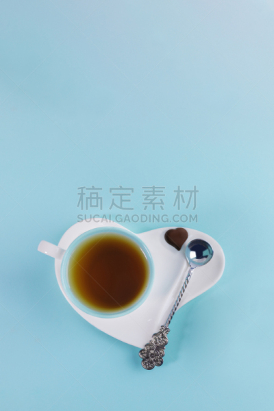 茶碟,茶杯,白色,蓝色,心型,巧克力糖,蓝色背景,婴儿勺,一个物体,点燃