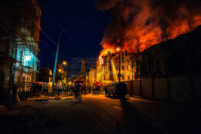 卡车,屋顶,夜晚,消防员,市区路,群众,火,意外事件,建筑体,燃烧