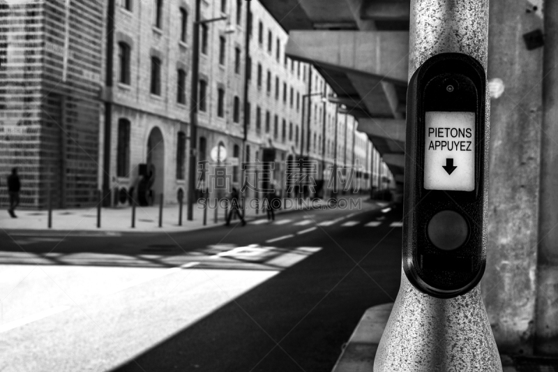 Marseille, près des docks et du terminal de ferry. 
Au premier plan sur la droite un boitier pour piétons désirant traverser le boulevard. 
Perspective sur la rue déserte 
Mise au point faite sur le boitier avec une profondeur de champ très courte.
Quelqu