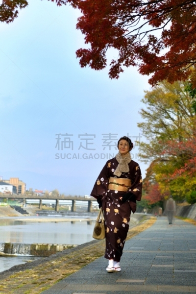和服,女人,京都府,日本人,鸭川,秋天,中老年女人,仅日本人,仅一个中老年女人,一个人