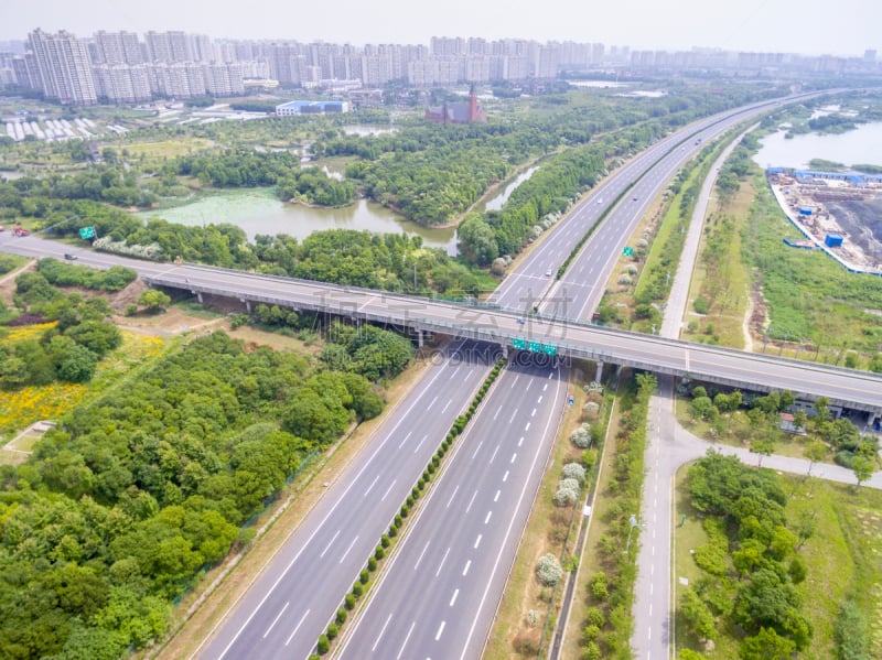 公路,航拍视角,卡车,汽车,交通,多车道公路,现代,无人机,立交桥,十字路口