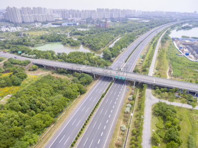 公路,航拍视角,卡车,汽车,交通,多车道公路,现代,无人机,立交桥,十字路口