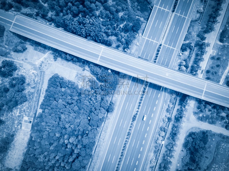 公路,航拍视角,卡车,汽车,交通,多车道公路,现代,无人机,立交桥,十字路口