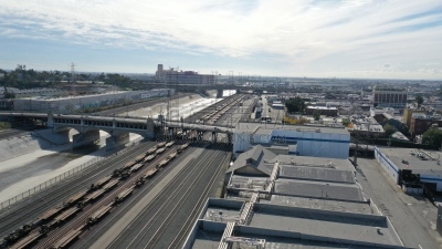 火车,洛杉矶河,运动跑道,城市生活,加利福尼亚,铁轨轨道,河流,户外,建筑,城市