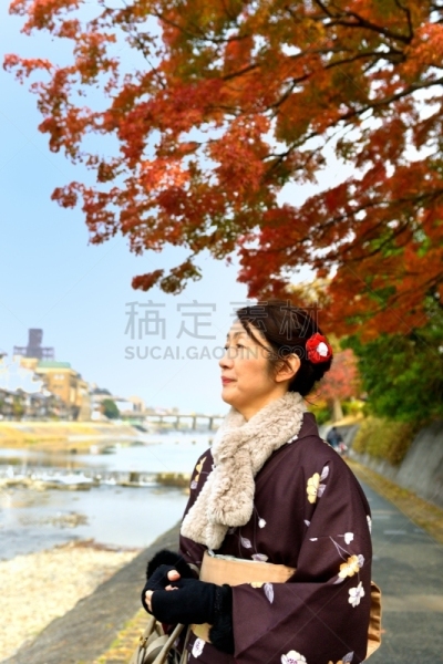 京都府,日本人,鸭川,和服,女人,秋天,垂直画幅,户外,仅成年人,京都市