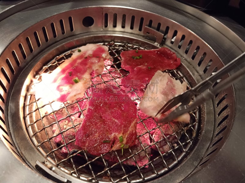 烤牛肉,格子烤肉,烤肉架,餐馆,肉,猪肉,韩式烧牛肉,韩国泡菜,桌子