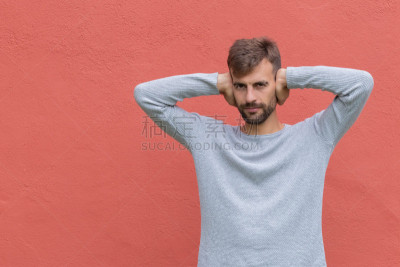 人的耳朵,痛苦,手,噪声,青年男人,注视镜头,红色背景,非礼勿说,安静,仅男人