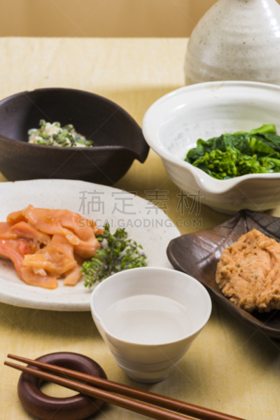 日本青酒,蔬菜,芥末酱,盐渍食品,含酒精饮料,装饰菜,米,绿芥末酱,配菜,饭碗