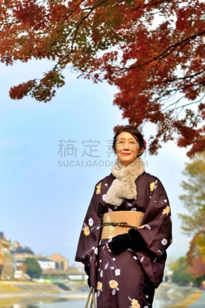 和服,女人,京都府,日本人,鸭川,秋天,中老年女人,仅日本人,仅一个中老年女人,一个人