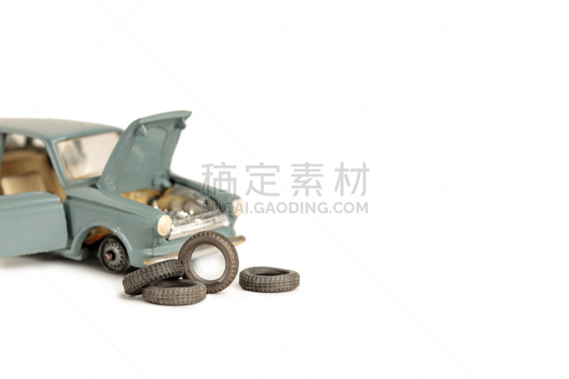汽车,轮胎,玩具车,专业人员,背景分离,齿轮,坏掉的,肮脏的,小的,拿着