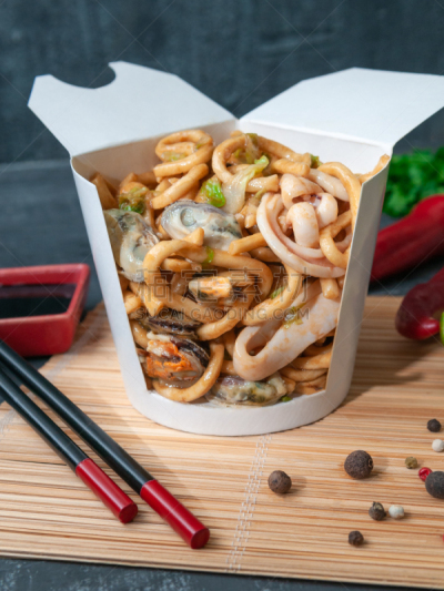 酱汁,炒菜锅,面条,鱿鱼寿司,灰色背景,贻贝,香料,生姜,特写,酱油