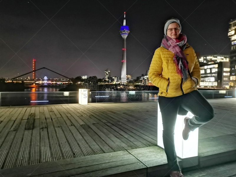 Fashion-Nightshoot of young woman at wintertime in Media harbour Düsseldorf