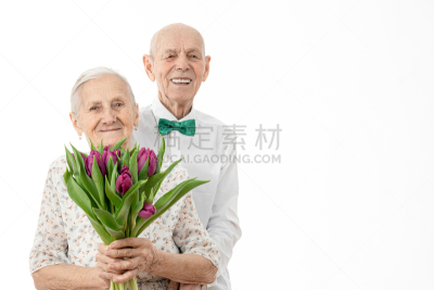 妻子,拿着,幸福,分离着色,老年伴侣,白色背景,注视镜头,花,微笑,叉腰
