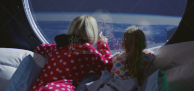 太空船,母女,看风景,空间站,女儿,旅途,独生子女家庭,空间探索,家庭,客舱