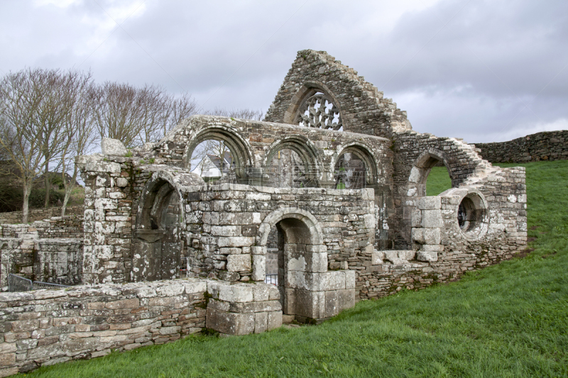 Prise de vue des ruines de la chapelle de Languidou à Plovan, bâtie au 13ème siècle et partiellement détruite en 1794 pour fournir des pierres pour la construction du corps de garde de la commune, au 18/135, 200 iso, f 7.1, 1/125 seconde