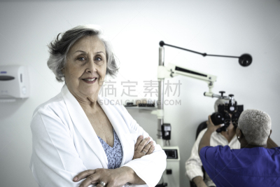 注视镜头,验光师,老年女人,门诊部,健康保健工作人员,医药职业,药,肖像,医疗建筑,工作年长者
