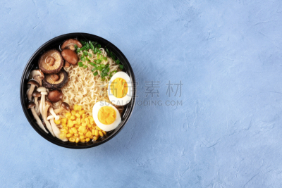 蔬菜,荞麦面,金针菇,鸡蛋,在上面,香菇,面条,面汤,蘑菇,留白