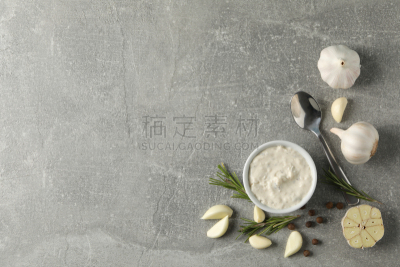 酱汁,碗,汤匙,大蒜,迷迭香,留白,切片食物,灰色背景,蔬菜,配方