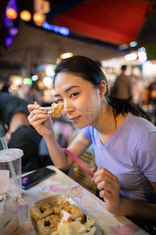 夜市,臭,豆腐,青年女人,周末活动,炸制食物,肖像,25岁到29岁,户外,仅女人