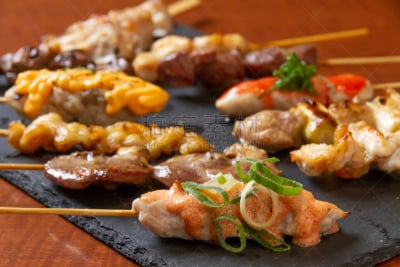日式烧鸡,格子烤肉,串肉签,含酒精饮料,饮食,膳食,食品,日本青酒,日本蒸馏酒,图像