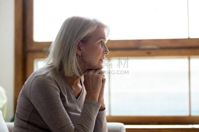 看,悲哀,悲痛,远距离,中老年女人,不高兴的,婚姻,妻子,中间部分,一个人
