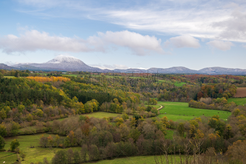 Vue de la chaine des volcans d'Auvergne situé dans le massif central en France .