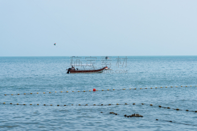 海上的船，海浪，海洋，蓝天，海滩