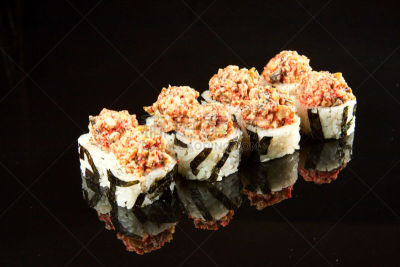 日本食品,鱼子酱,鳄梨,传统,寿司,咸水鳗,烟熏食品,黑色背景,奶油干酪,石头