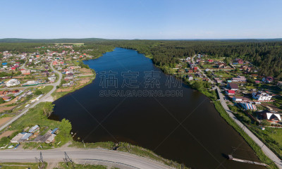 池塘,夏天,城市,航拍视角,房屋,公园,多车道公路,现代,著名景点,无人机