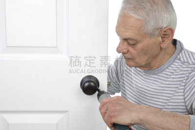 老年男人,电动螺丝起子,门把手,真实的人,专心,丈夫,仅一个老年男人,仅男人,一个人,仅一个男人