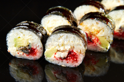 日本食品,鱼子酱,鳄梨,传统,寿司,咸水鳗,烟熏食品,黑色背景,奶油干酪,石头