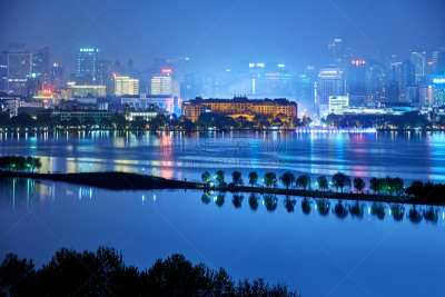 西湖,都市风景,杭州,夜晚,航拍视角,长桥,照明设备,色彩鲜艳,著名景点,东亚