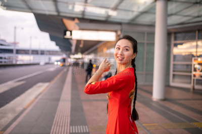 红色,奥黛,出租车,机场,越南人,女人,旅途,25岁到29岁,户外,仅女人