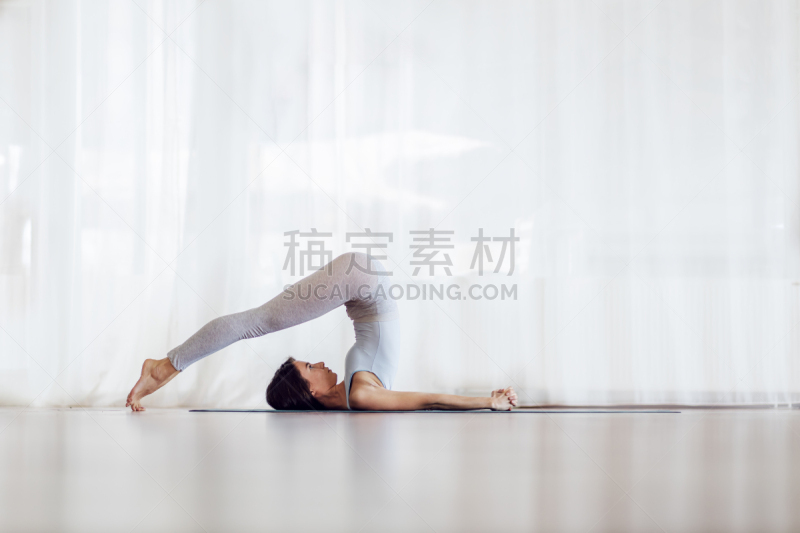耕犁,瑜伽馆,瑜珈,瑜伽,室内,苗条,侧面视角,女孩,留白,仅成年人