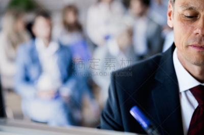 中年人,男商人,办公室,白板,计划书,成年的,职业,主持人,专业人员,白领