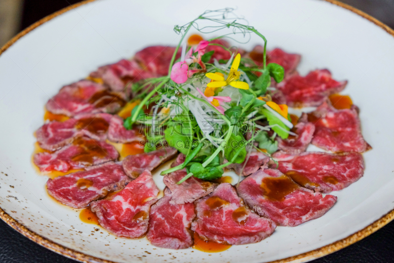 牛肉,carpaccio,蔬菜叶,韩国食物,野餐烤牛肉,肉制品,日本食品,半熟品,细的,沙拉